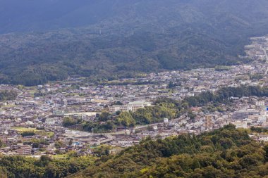 NAEGI, JAPONYA - 21 Eylül 2024: Japonya 'nın Gifu bölgesindeki tarihi Naegi Kalesi Harabelerinden Naegi şehrine bakın