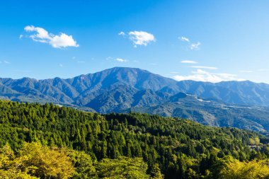Japonya 'nın Gifu ilinde Magome ve Tsumago arasında Nakasendo Yolu' nun bir parçası olarak ünlü Magome-Tsumago Patikası 'nda yürüyüş yolu manzarası.