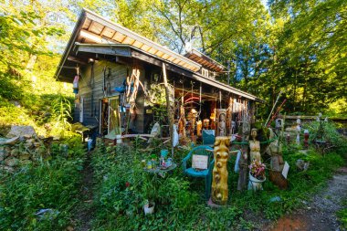 Japonya 'nın Gifu ilinde Magome ve Tsumago arasında Nakasendo Yolu' nun bir parçası olarak ünlü Magome-Tsumago patikasında yürüyüş yolu.
