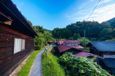 Japonya 'nın Gifu ilinde Magome ve Tsumago arasında Nakasendo Yolu' nun bir parçası olarak ünlü Magome-Tsumago Patikası 'nda yürüyüş yolu manzarası.