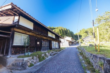 Japonya 'nın Gifu ilinde Magome ve Tsumago arasında Nakasendo Yolu' nun bir parçası olarak ünlü Magome-Tsumago Patikası 'nda yürüyüş yolu manzarası.