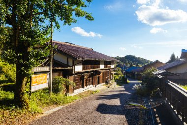 Japonya 'nın Gifu ilinde Magome ve Tsumago arasında Nakasendo Yolu' nun bir parçası olarak ünlü Magome-Tsumago Patikası 'nda yürüyüş yolu manzarası.