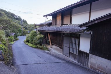 Japonya 'nın Gifu ilinde Magome ve Tsumago arasında Nakasendo Yolu' nun bir parçası olarak ünlü Magome-Tsumago Patikası 'nda yürüyüş yolu ve kasabalar.