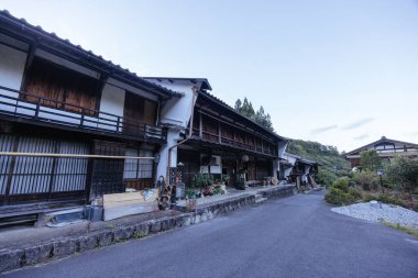 Japonya 'nın Gifu ilinde Magome ve Tsumago arasında Nakasendo Yolu' nun bir parçası olarak ünlü Magome-Tsumago Patikası 'nda yürüyüş yolu ve kasabalar.