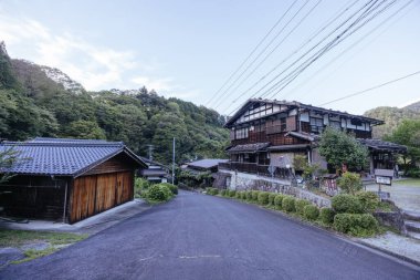 Japonya 'nın Gifu ilinde Magome ve Tsumago arasında Nakasendo Yolu' nun bir parçası olarak ünlü Magome-Tsumago Patikası 'nda yürüyüş yolu ve kasabalar.