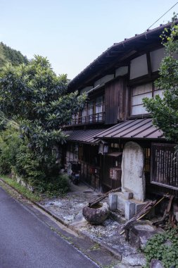 Japonya 'nın Gifu ilinde Magome ve Tsumago arasında Nakasendo Yolu' nun bir parçası olarak ünlü Magome-Tsumago Patikası 'nda yürüyüş yolu ve kasabalar.