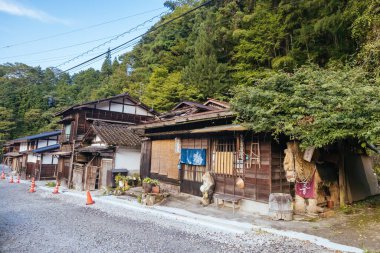 TSUMAGO, JAPONYA - 20 Eylül 2024: Japonya 'nın Nakatsugawa kasabası yakınlarındaki Gifu ilinde tarihi bir köy