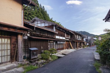 TSUMAGO, JAPONYA - 20 Eylül 2024: Japonya 'nın Nakatsugawa kasabası yakınlarındaki Gifu ilinde tarihi bir köy