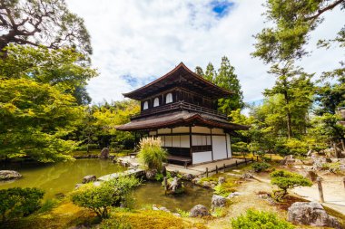 Japonya 'nın Kyoto kentindeki Gümüş Pavilyon Ginkakuji Tapınağı' ndaki çarpıcı mimari ve bahçeler.