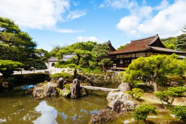 Japonya 'nın Kyoto kentindeki Gümüş Pavilyon Ginkakuji Tapınağı' ndaki çarpıcı mimari ve bahçeler.