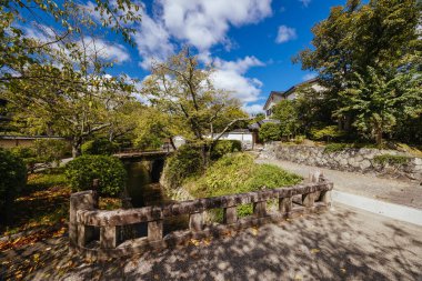 KYOTO, JAPONYA - 23 Eylül 2024: Ünlü Filozoflar Yürüyüşü boyunca sonbaharda manzara. Yol, Japonya 'nın Kyoto eyaletinin Higashiyama ilçesinde bulunan ünlü bir yaya yoludur.