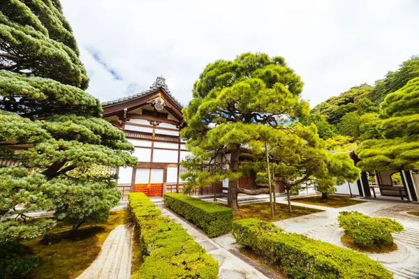 Japonya 'nın Kyoto kentindeki Gümüş Pavilyon Ginkakuji Tapınağı' ndaki çarpıcı mimari ve bahçeler.