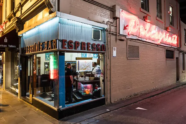 MELBOURNE, AUSTRALYA - 10 Ekim 2024: Melbournes Pellegrinis Espresso Barı 10 Ekim 2024