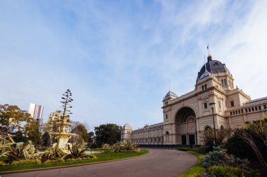 MELBOURNE, AUSTRALYA - 1 Ağustos 2024: Carlton Gardens 'taki Kraliyet Sergi Binası Melbourne Avustralya' da güneşli bir kış gününde