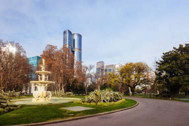 MELBOURNE, AUSTRALYA - 1 Ağustos 2024: Melbourne Avustralya 'da güneşli bir kış gününde Carlton Bahçeleri