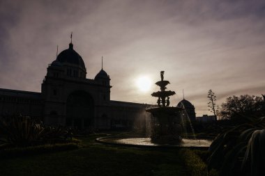 MELBOURNE, AUSTRALYA - 1 Ağustos 2024: Carlton Gardens 'taki Kraliyet Sergi Binası Melbourne Avustralya' da güneşli bir kış gününde