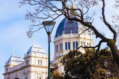 MELBOURNE, AUSTRALYA - 1 Ağustos 2024: Carlton Gardens 'taki Kraliyet Sergi Binası Melbourne Avustralya' da güneşli bir kış gününde