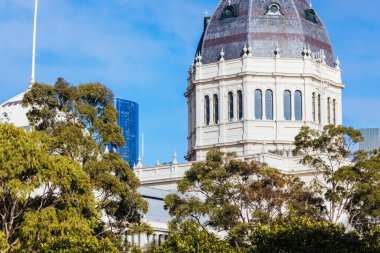 MELBOURNE, AUSTRALYA - 1 Ağustos 2024: Carlton Gardens 'taki Kraliyet Sergi Binası Melbourne Avustralya' da güneşli bir kış gününde