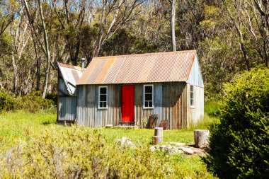 Schlink Geçidi yakınlarındaki Kosciuszko Ulusal Parkı 'ndaki tarihi At Kampı Kulübesi açık bir yaz gününde, Yeni Güney Galler, Avustralya' daki Karlı Dağlar 'da