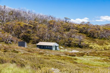 Schlink Geçidi yakınlarındaki Kosciuszko Ulusal Parkı 'ndaki tarihi Schlink Kulübesi açık bir yaz gününde, Yeni Güney Galler, Avustralya' daki Karlı Dağlar 'da