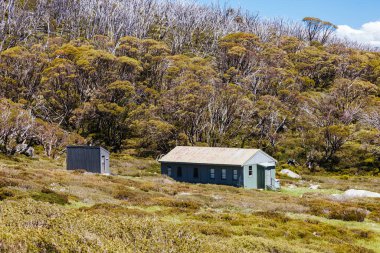Schlink Geçidi yakınlarındaki Kosciuszko Ulusal Parkı 'ndaki tarihi Schlink Kulübesi açık bir yaz gününde, Yeni Güney Galler, Avustralya' daki Karlı Dağlar 'da