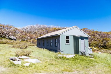 Schlink Geçidi yakınlarındaki Kosciuszko Ulusal Parkı 'ndaki tarihi Schlink Kulübesi açık bir yaz gününde, Yeni Güney Galler, Avustralya' daki Karlı Dağlar 'da