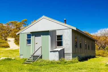 Schlink Geçidi yakınlarındaki Kosciuszko Ulusal Parkı 'ndaki tarihi Schlink Kulübesi açık bir yaz gününde, Yeni Güney Galler, Avustralya' daki Karlı Dağlar 'da