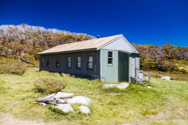 Schlink Geçidi yakınlarındaki Kosciuszko Ulusal Parkı 'ndaki tarihi Schlink Kulübesi açık bir yaz gününde, Yeni Güney Galler, Avustralya' daki Karlı Dağlar 'da