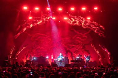 MELBOURNE, AUSTRALIA - 10 Aralık: Kalabalık Ev 'den Neil Finn 10 Aralık 2024' te Melbourne, Avustralya 'da Rod Laver Arena' da sahne aldı.
