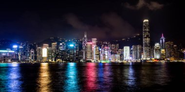 HONG KONG, ÇİN - 27 EYLÜL 2024: Kowloon 'daki Hong Kong Adası ve Victoria Limanı' nın gece görüntüsü.