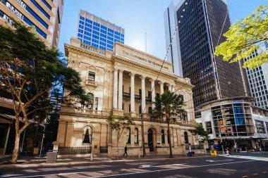 BRISBANE, AUSTRALYA - 29 Temmuz 2023: Queensland Üniversitesi, Queensland, Avustralya 'daki Brisbane' nin merkezindeki Queen Caddesi 'ndeki bina
