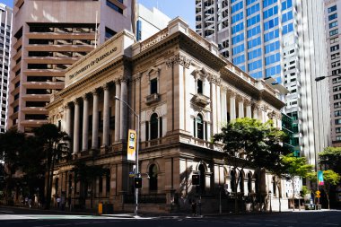BRISBANE, AUSTRALYA - 29 Temmuz 2023: Queensland Üniversitesi, Queensland, Avustralya 'daki Brisbane' nin merkezindeki Queen Caddesi 'ndeki bina