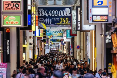 OSAKA, JAPONAN - 24 Eylül 2024: Dotonbori, Osaka, Japonya 'daki uzun ve kalabalık alışveriş caddesi Shin Sai Bashi Suji' nin manzarası