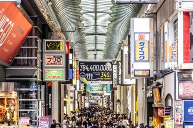 OSAKA, JAPONAN - 24 Eylül 2024: Dotonbori, Osaka, Japonya 'daki uzun ve kalabalık alışveriş caddesi Shin Sai Bashi Suji' nin manzarası