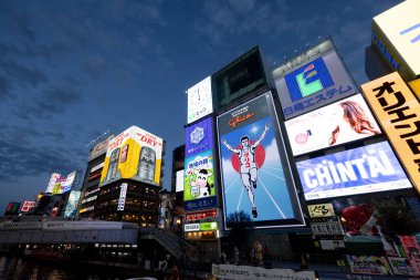 OSAKA, JAPONAN - 24 EPTEMBER 2024: Japonya 'nın Osaka kentindeki açık bir sonbahar gününde Ebisubashi Köprüsü' nden Dotonbori Nehri manzarası