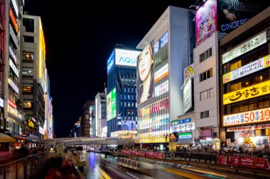 OSAKA, JAPONAN - 26 EPTEMBER 2024: Japonya 'nın Osaka kentindeki açık bir sonbahar gününde Ebisubashi Köprüsü' nden Dotonbori Nehri manzarası