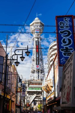 OSAKA, JAPONYA - 26 Eylül 2024: Osaka, Japonya 'da açık bir sonbahar gününde Tsutenkaku Kulesi ile ünlü Shinsekai bölgesi