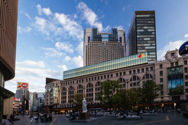 OSAKA, JAPONYA - 26 EPTEMBER 2024: Japonya 'nın Osaka kentindeki Nankai Elektrik Şirketi tarafından işletilen akşam karanlığında Namba İstasyonu