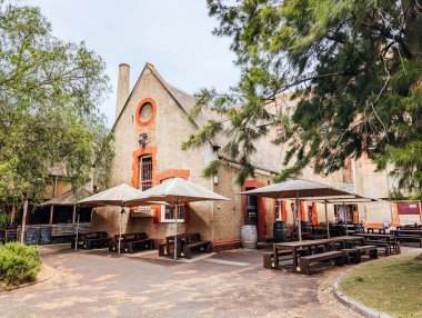 MELBOURNE, AUSTRALYA - 26 Aralık 2024: Melbourne Avustralya 'da sıcak bir yaz gününde Abbotsford Manastırı