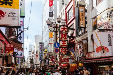 OSAKA, JAPONAN - 24 Eylül 2024: Osakas 'ın ünlü Dotonbori bölgesi ve birçok restoranı ve ikonik gıda işareti ile Japonya' nın Osaka kentinde alacakaranlıkta
