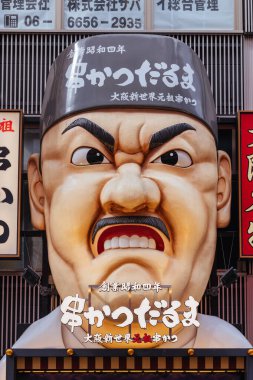 OSAKA, JAPONAN - 24 EPTEMBER 2024: Osakas 'ın ünlü Dotonbori bölgesi birçok restoran ve simgesel gıda tabelaları ile, bu kızgın şef Osaka, Japonya