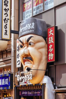 OSAKA, JAPONAN - 24 EPTEMBER 2024: Osakas 'ın ünlü Dotonbori bölgesi birçok restoran ve simgesel gıda tabelaları ile, bu kızgın şef Osaka, Japonya