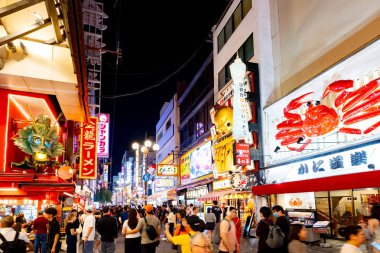 OSAKA, JAPONAN - 25 Eylül 2024: Osakas 'ın ünlü Dotonbori bölgesi ve birçok restoranı ve ikonik gıda işareti ile Japonya' nın Osaka kentinde alacakaranlıkta