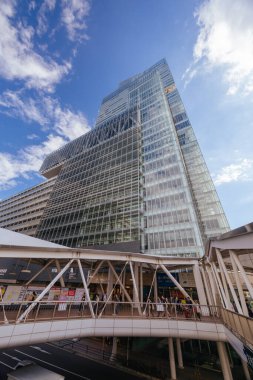 OSAKA, JAPONYA - SEPTEMBER 26, 2024: Abiko-Suji St. Abeno Harukas 'tan Abeno Harukas' ın dış mimari görüşleri Japonya 'daki en yüksek binalardan biridir.