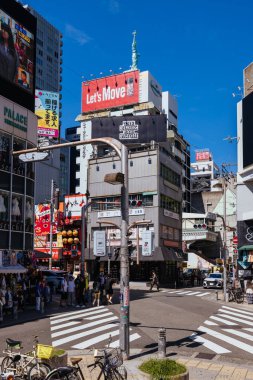 OSAKA, JAPONYA - 26 Eylül 2024: Osaka, Japonya 'da açık bir sonbahar gününde Moda ve modaya uygun Amerikamura bölgesi