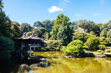 Shinjuku Gyo-en Shinjuku ve Shibuya, Tokyo, Japonya'da büyük bir park ve bahçe.