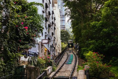 HONG KONG, Çin - 29 Eylül 2024 Ünlü ve popüler Peak Tramvayı Hong Kong, Çin 'de Victoria Tepesi' ne yükseliyor.