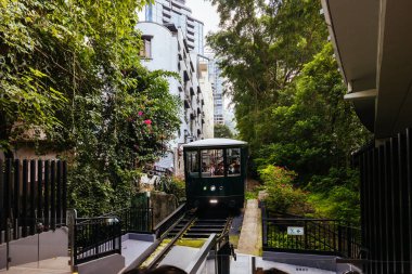 HONG KONG, Çin - 29 Eylül 2024 Ünlü ve popüler Peak Tramvayı Hong Kong, Çin 'de Victoria Tepesi' ne yükseliyor.