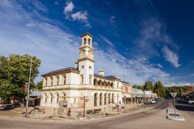 BEECHworTH, AUSTRALIA - 27 Aralık 2024: Tarihi Beechworth şehir merkezi 27 Aralık 2024 'te Victoria, Avustralya' da sıcak bir yaz akşamı