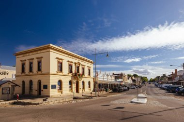 BEECHworTH, AUSTRALIA - 27 Aralık 2024: Tarihi Beechworth şehir merkezi 27 Aralık 2024 'te Victoria, Avustralya' da sıcak bir yaz akşamı